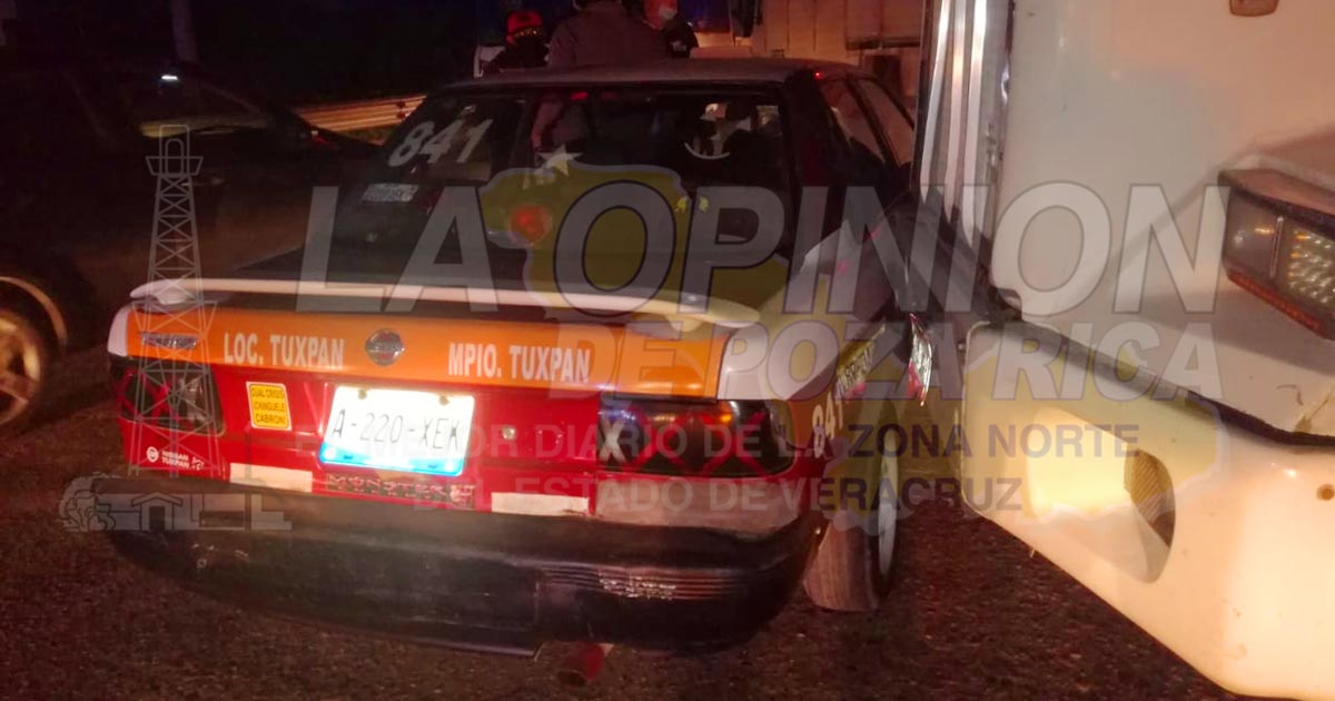 Intenta ganar el paso y choca