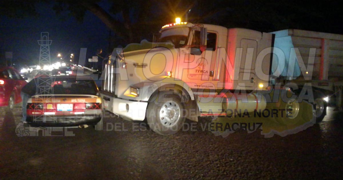 Intenta ganar el paso y choca