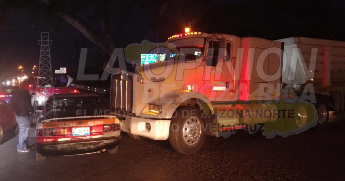 Intenta ganar el paso y choca