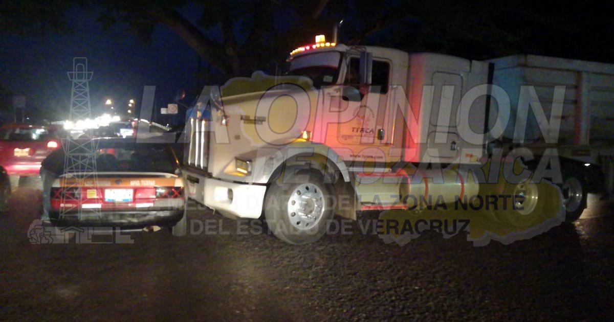 Intenta ganar el paso y choca