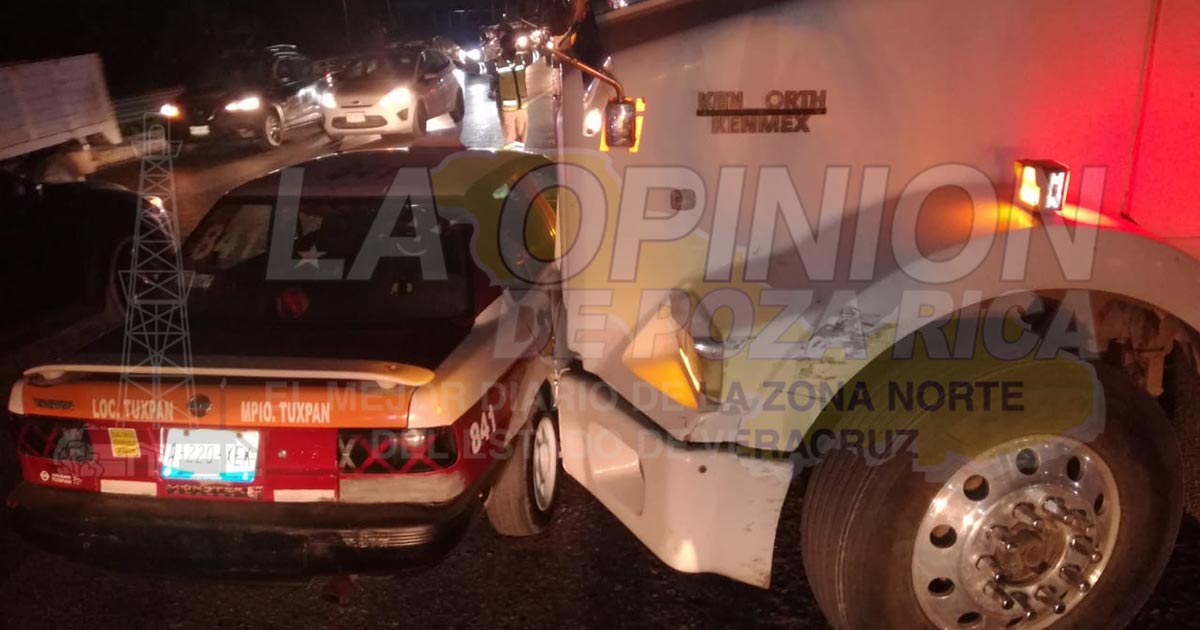 Intenta ganar el paso y choca