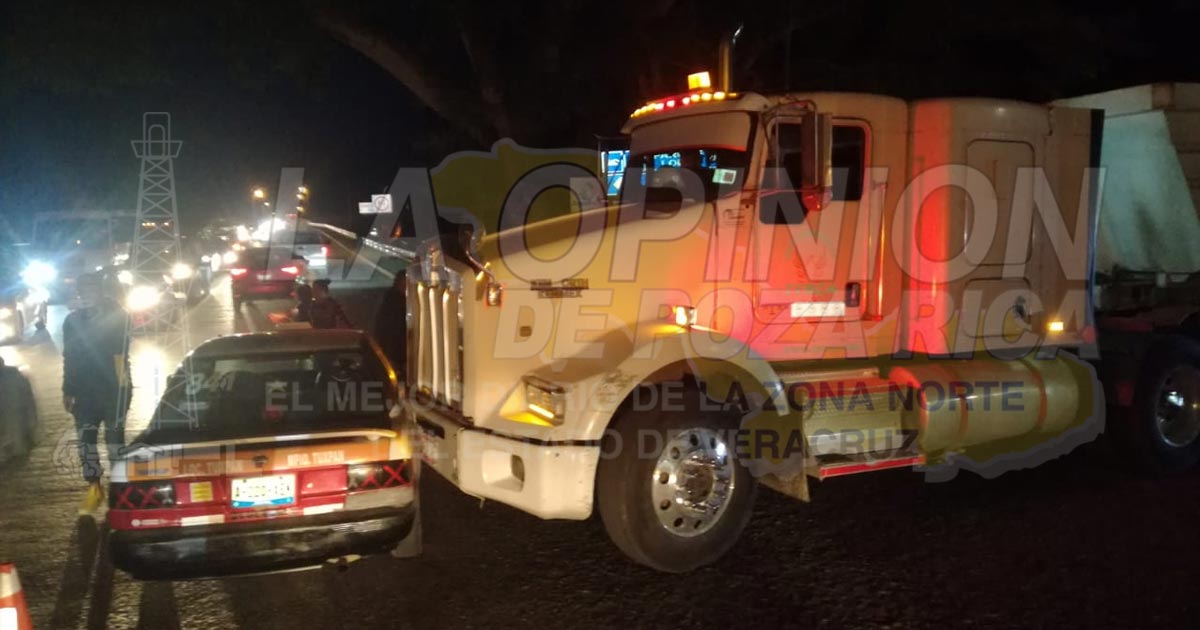 Intenta ganar el paso y choca