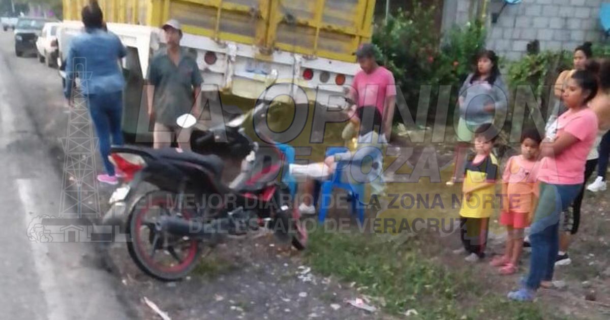 Motociclista derrapa en la carretera a Ixhuatlán