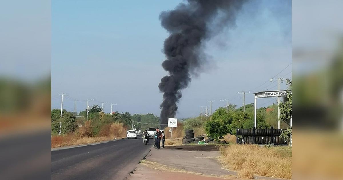 Civiles armados bloquean carretera con vehículos quemados en Michoacán