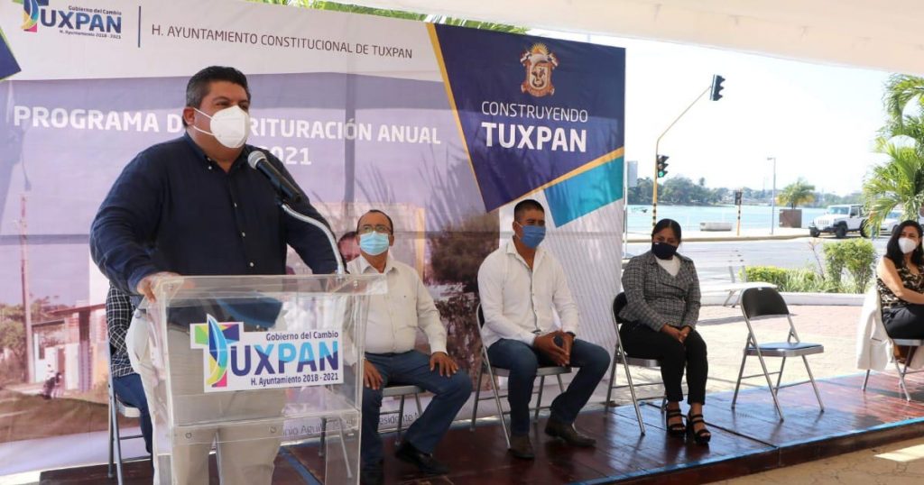 Gobierno de Tuxpan supera meta en entrega escrituras