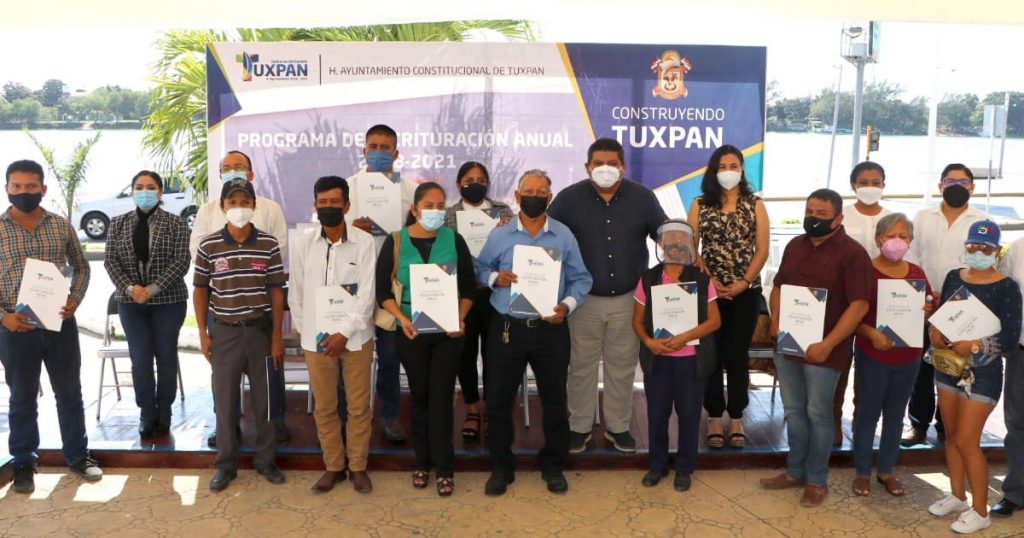 Gobierno de Tuxpan supera meta en entrega escrituras
