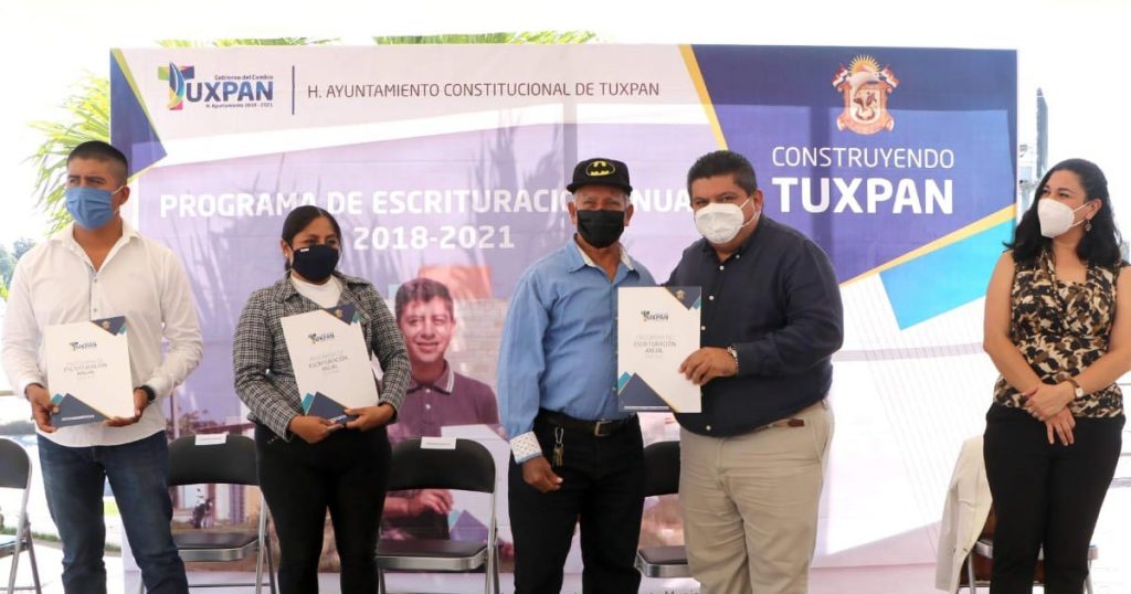 Gobierno de Tuxpan supera meta en entrega escrituras