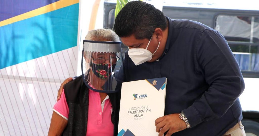 Gobierno de Tuxpan supera meta en entrega escrituras