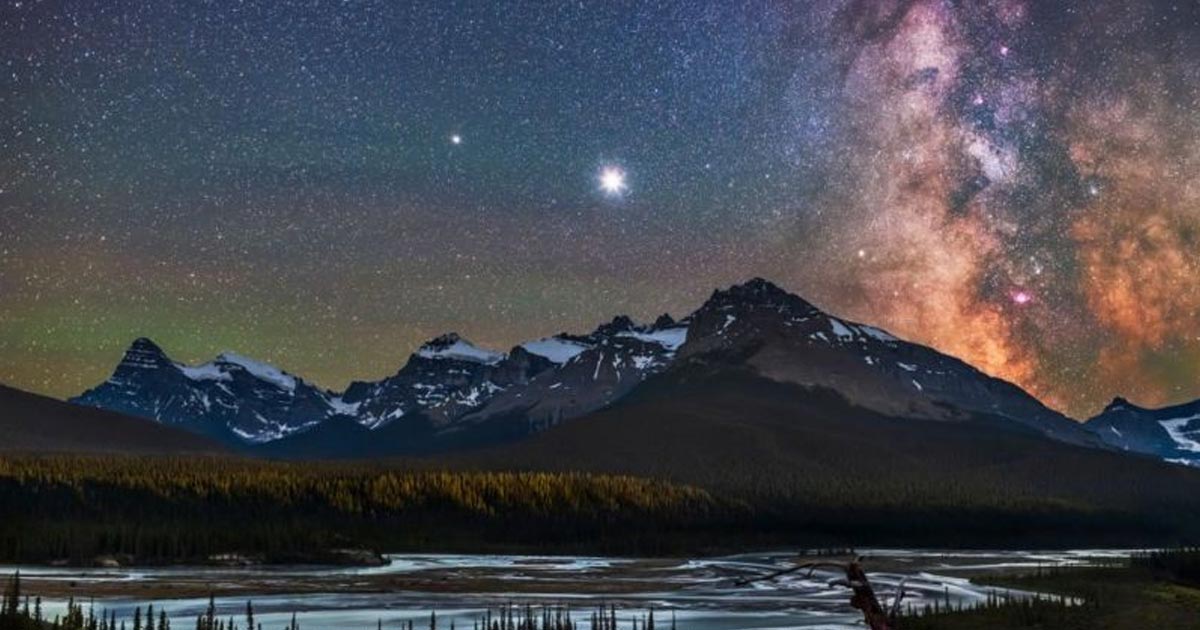 "El beso de Navidad": cómo, cuándo y dónde ver la espectacular alineación de Júpiter y Saturno