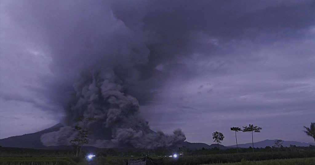 Volcán Semeru hace erupción en Indonesia