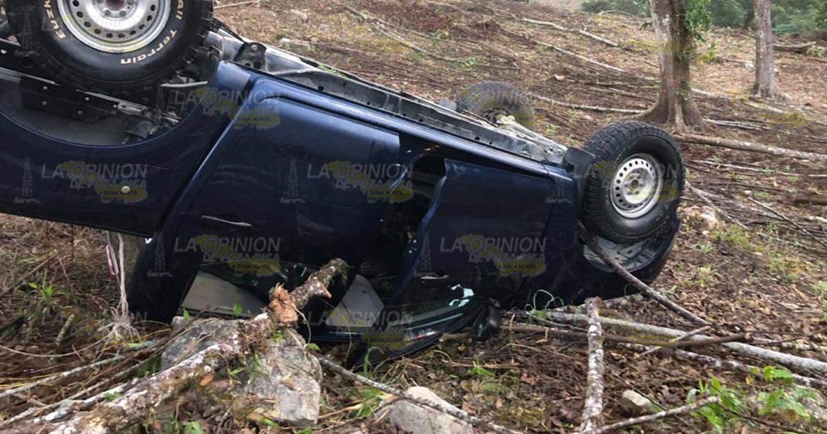Pareja gay se pelea y vuelcan su unidad