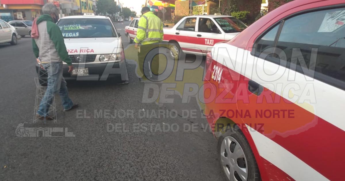 Dos taxis chocan en la zona centro de Poza Rica