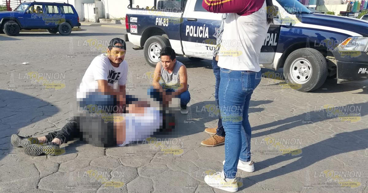 Derriba a dos jóvenes motociclistas