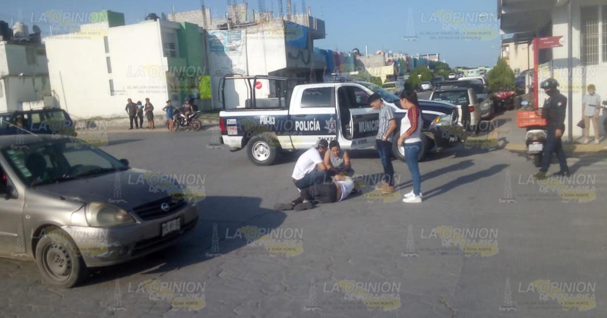 Derriba a dos jóvenes motociclistas
