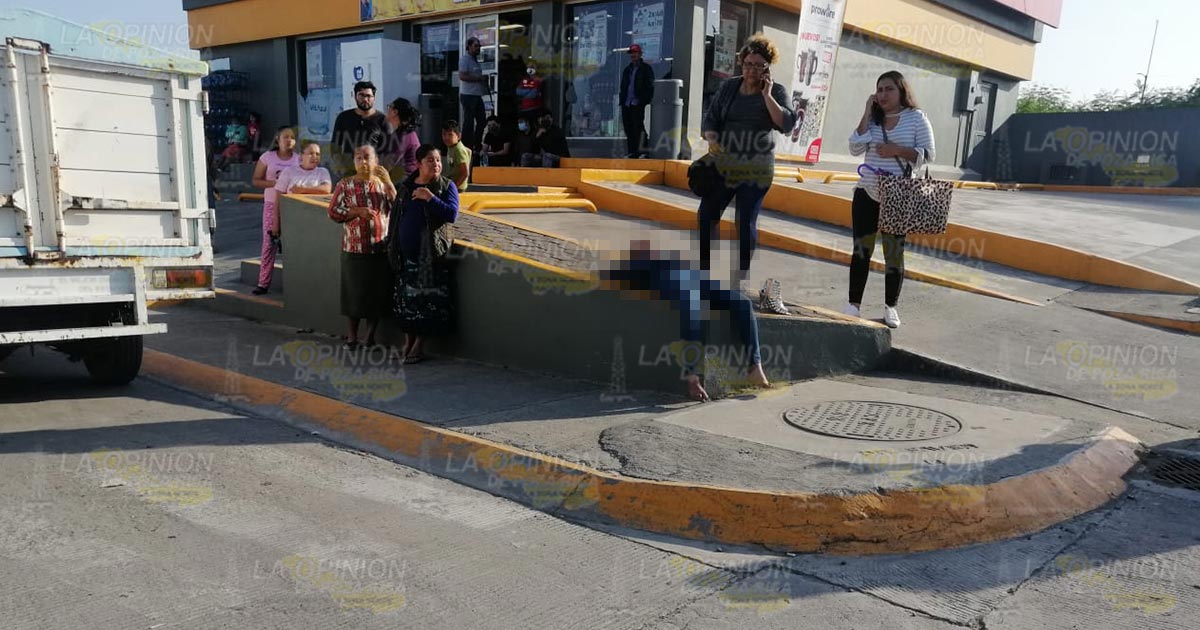 Derriba a dos jóvenes motociclistas
