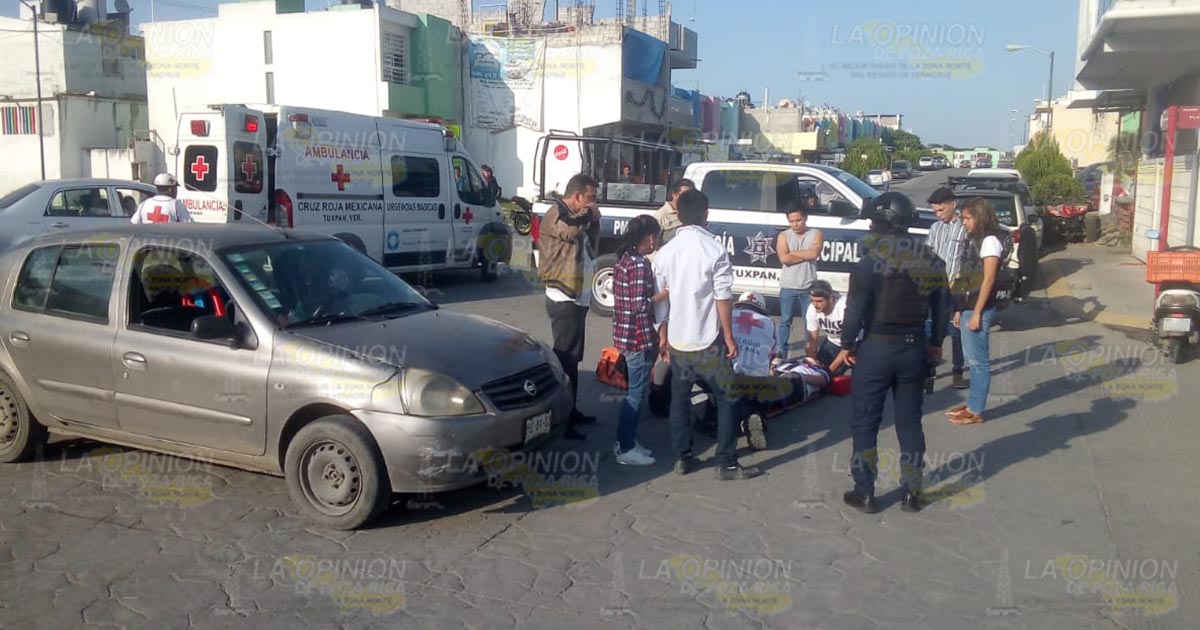 Derriba a dos jóvenes motociclistas