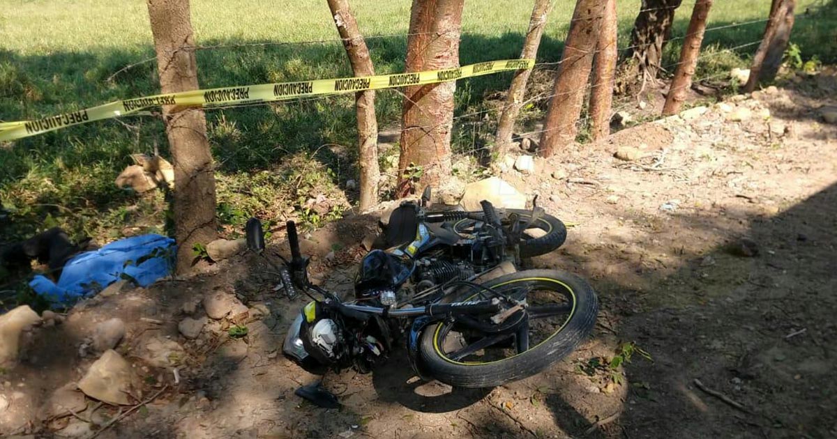Muere al caer de la moto
