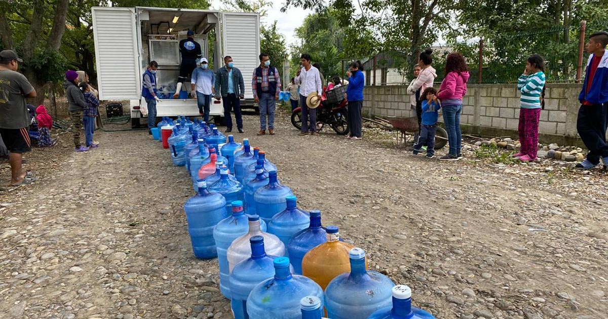 Gobierno municipal de Álamo entrega agua purificada gratuita a colonias y comunidades