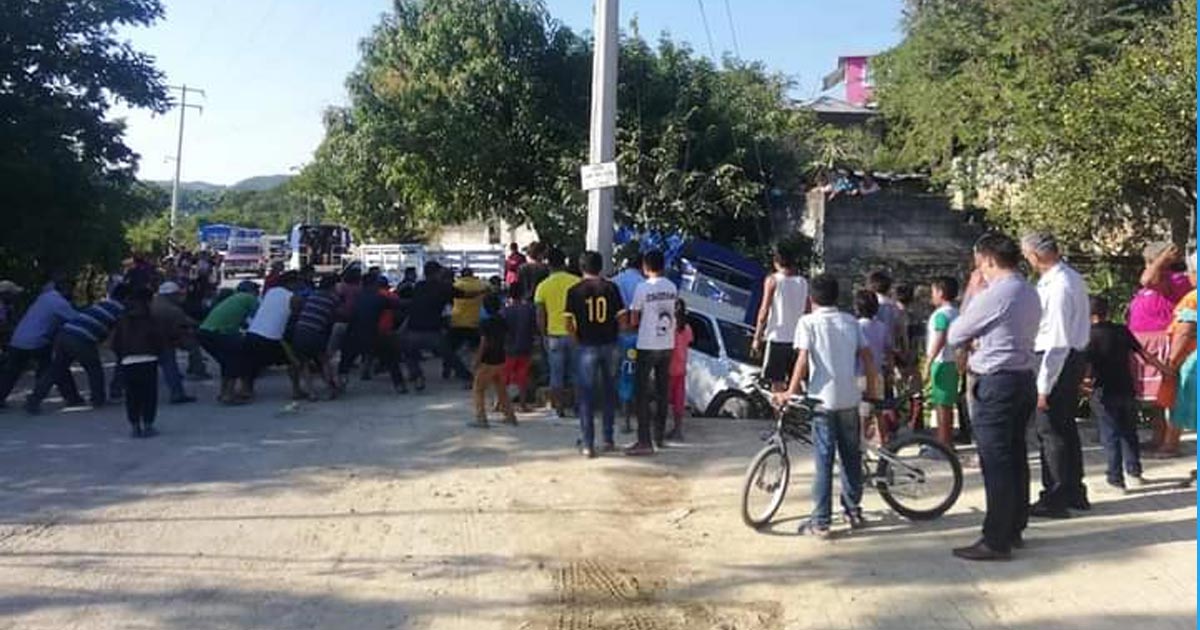 Camioneta se sale de la carretera