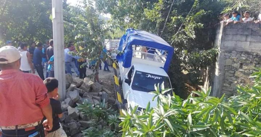 Camioneta se sale de la carretera