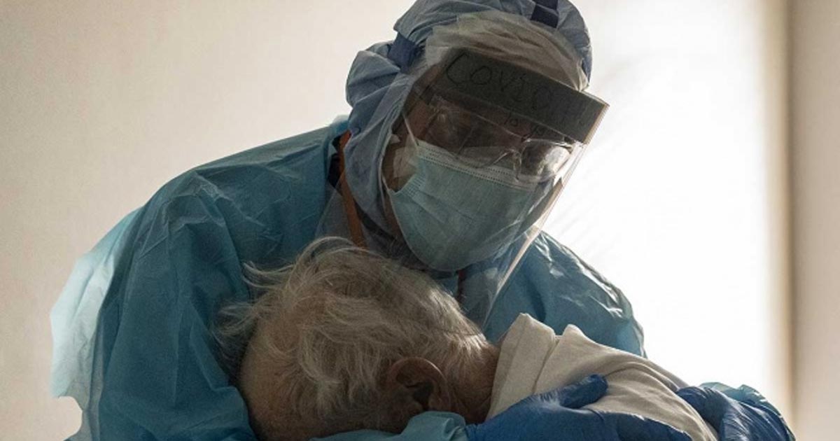 Abrazados, doctor y anciano grave de covid conmueven al mundo