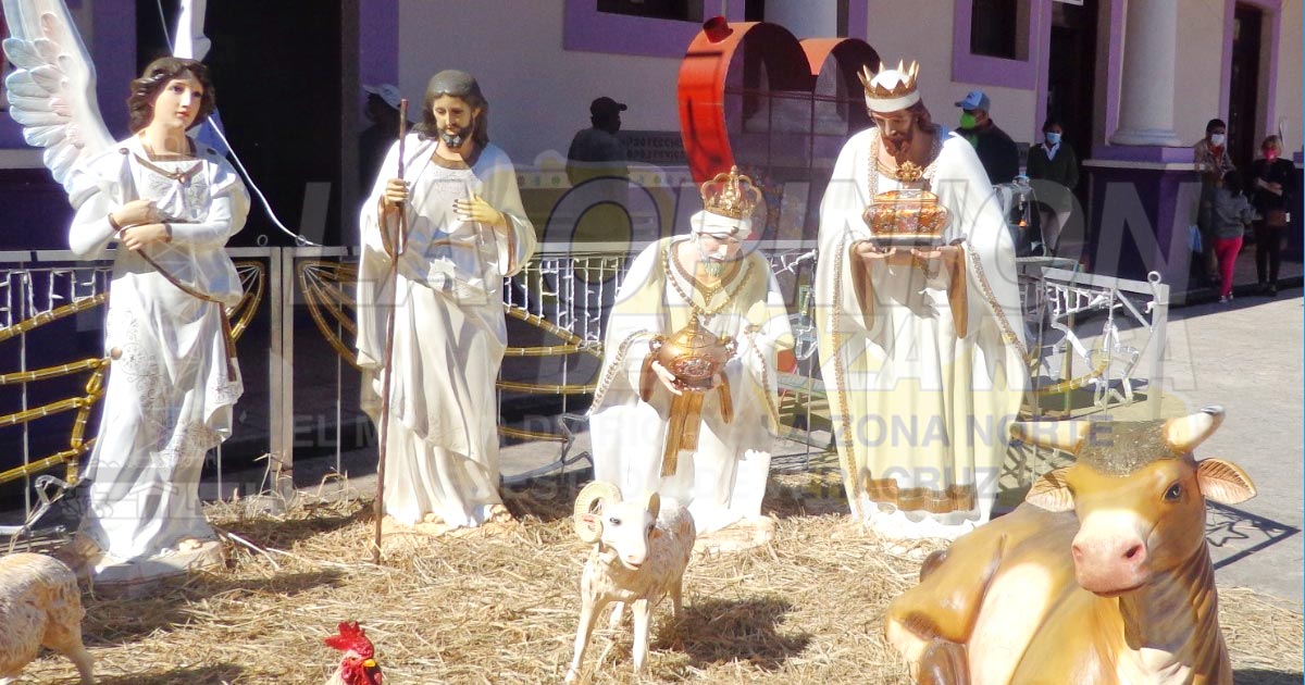 Adornos e iluminación en el centro de Chicontepec