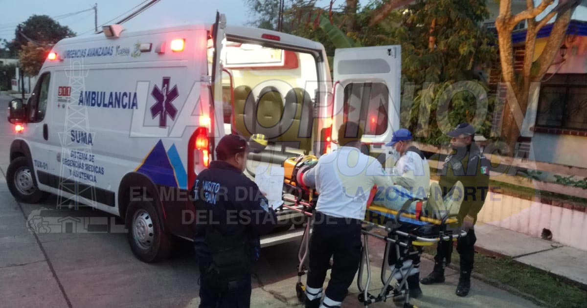 No hace alto y choca con un auto