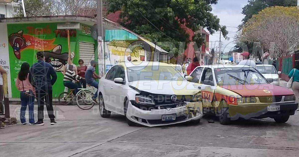 Choca particular contra Taxi en la calle Bucareli