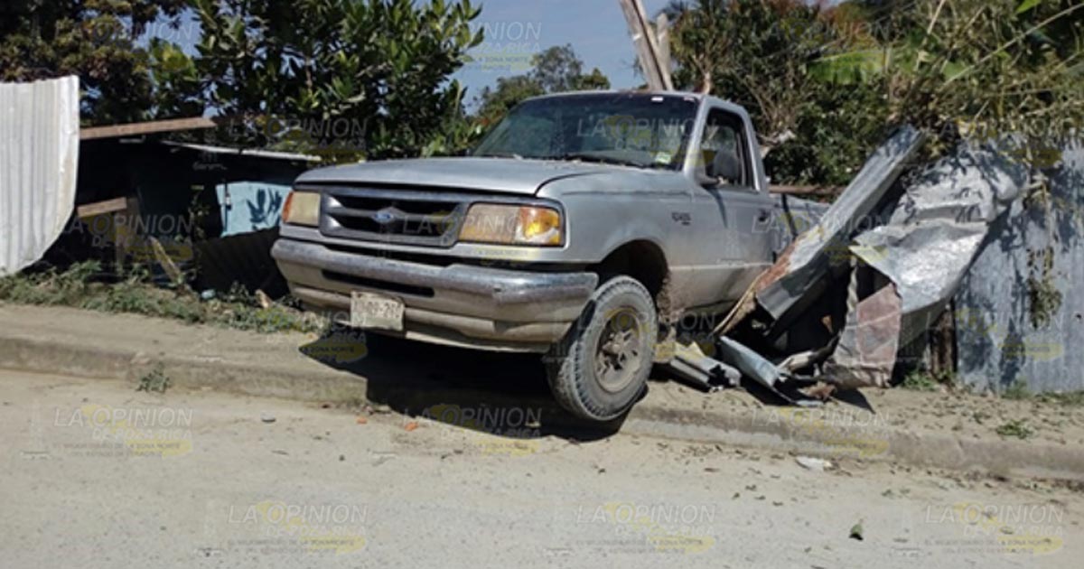 Camioneta por poco cae a una vivienda