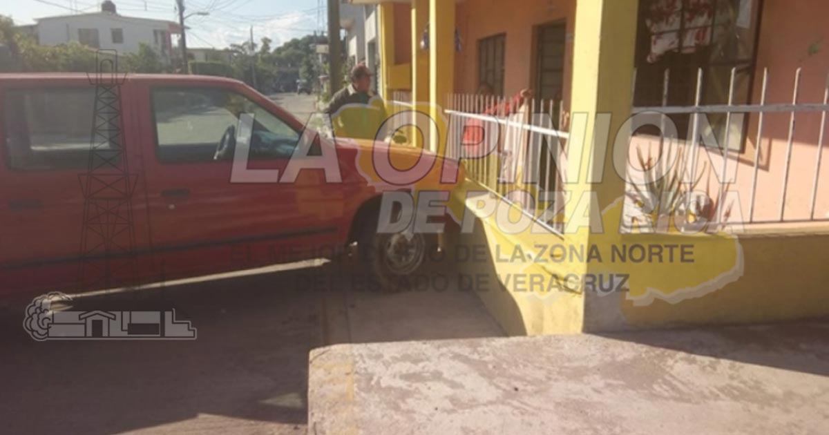 Camioneta choca contra una vivienda