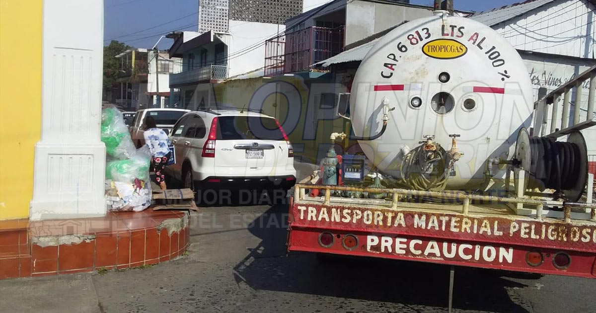 Urge personal de vialidad frente al palacio de Coatzintla