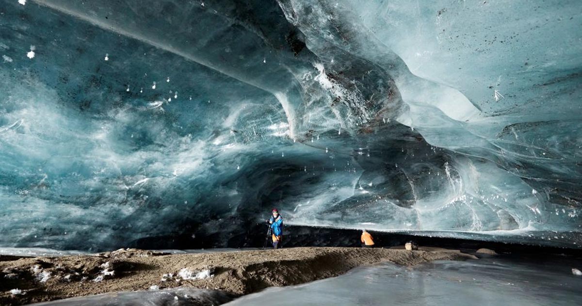 VIDEO: Una catedral de hielo se formó de manera natural en los Alpes suizos e impactó a sus visitantes