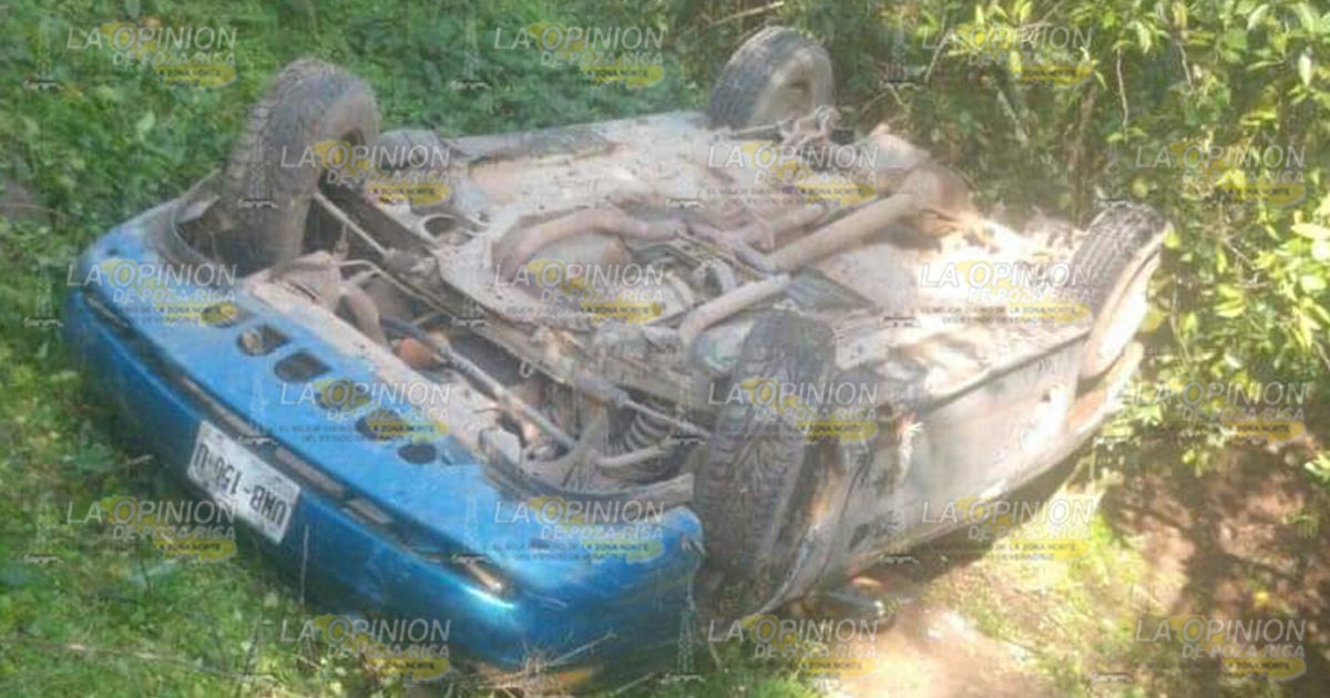 3 lesionados en volcadura de automóvil