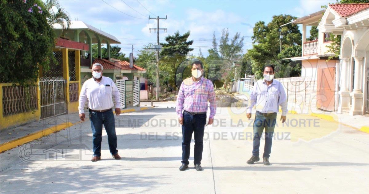 Últimos detalles a la calle Niños Héroes en Naranjos