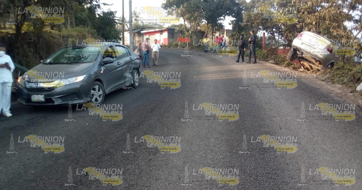 Automóvil se sale de la carretera