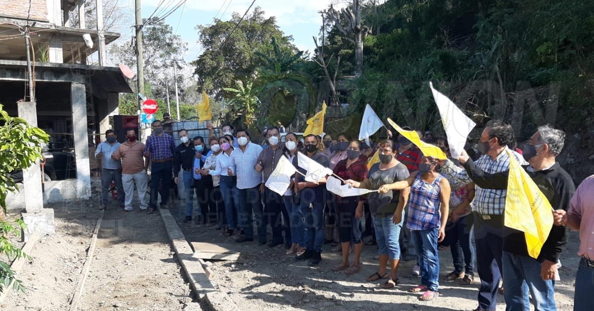 Banderazo de pavimentación en Acontitla