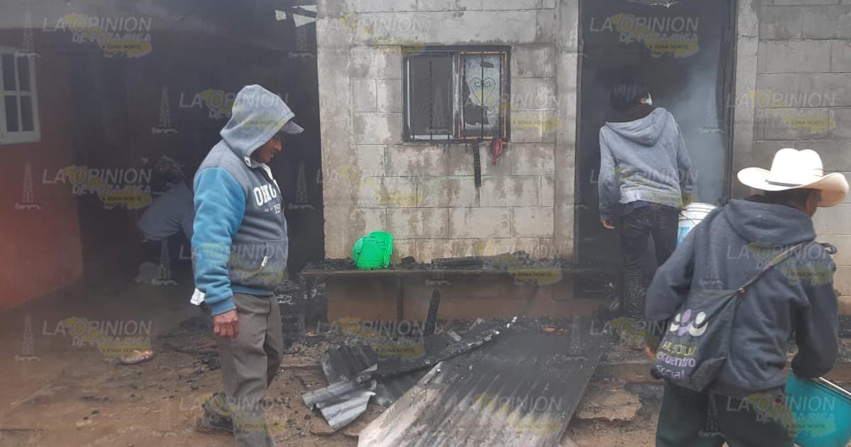 Incendio deja lamentablemente a una familia en la calle