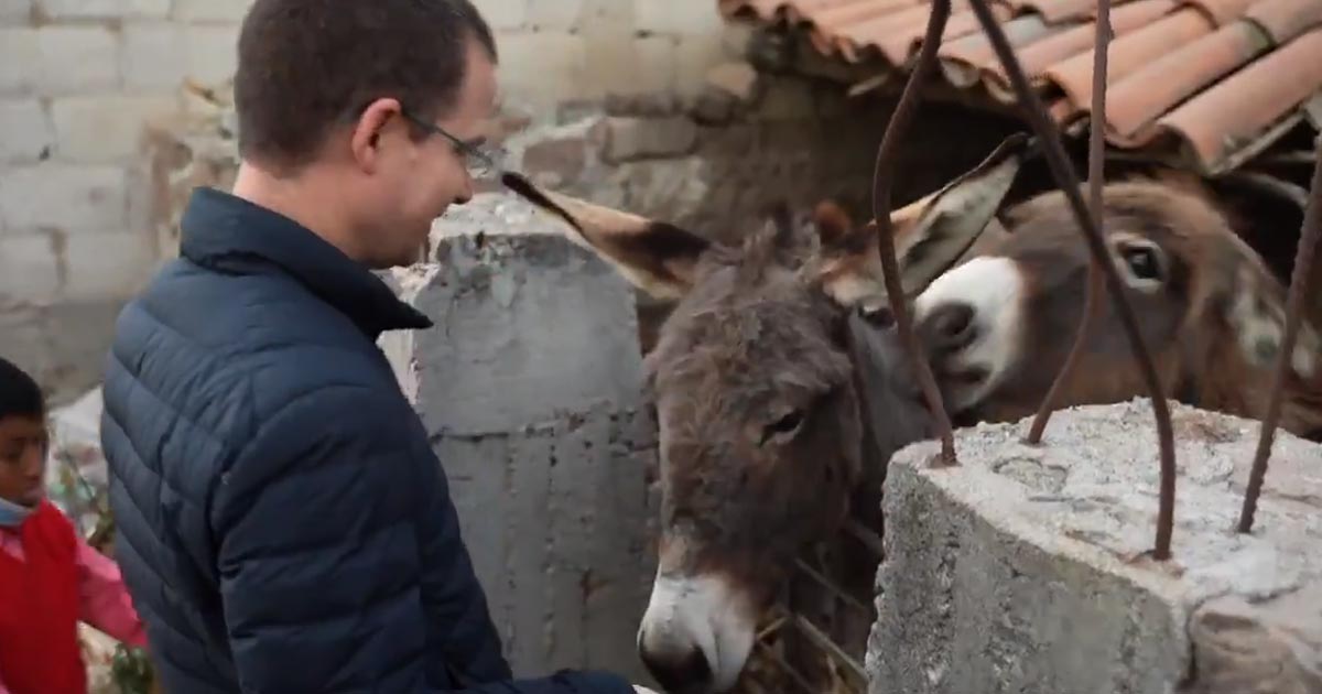 Anaya arranca gira y se da baño de pueblo