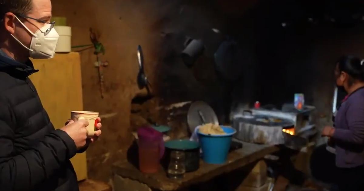 Anaya arranca gira y se da baño de pueblo