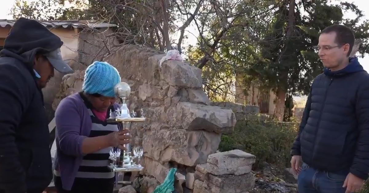 Anaya arranca gira y se da baño de pueblo