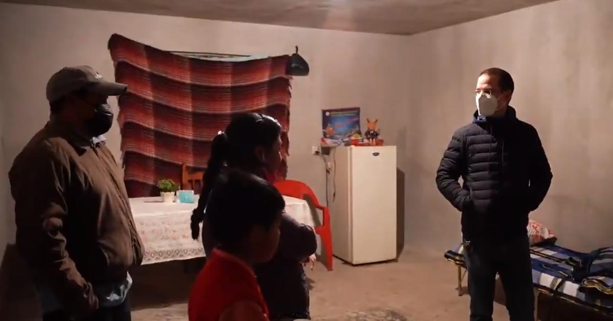 Anaya arranca gira y se da baño de pueblo