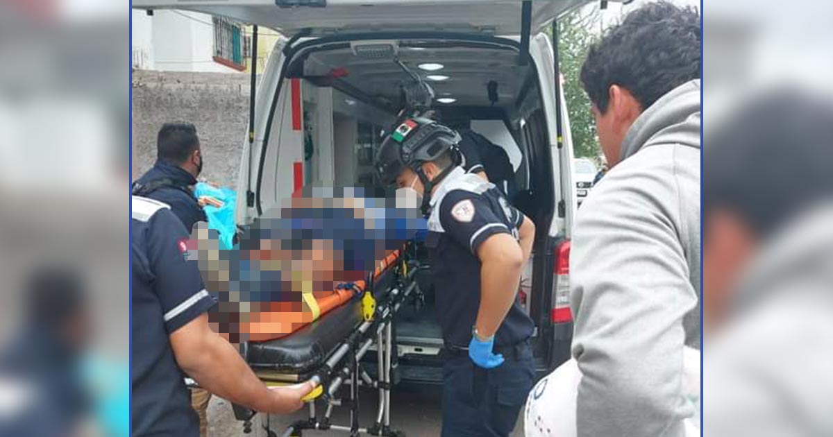 Cae de la azotea de su casa donde limpiaba las goteras y terminó en el hospital