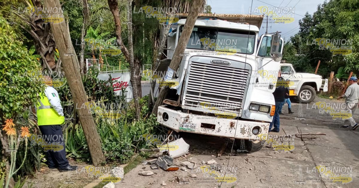 Camión de volteo se estrella en un poste en Cerro Azul