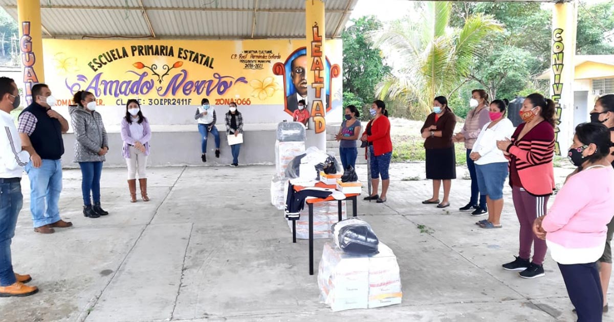 Continúa en Tihuatlán la entrega de uniformes