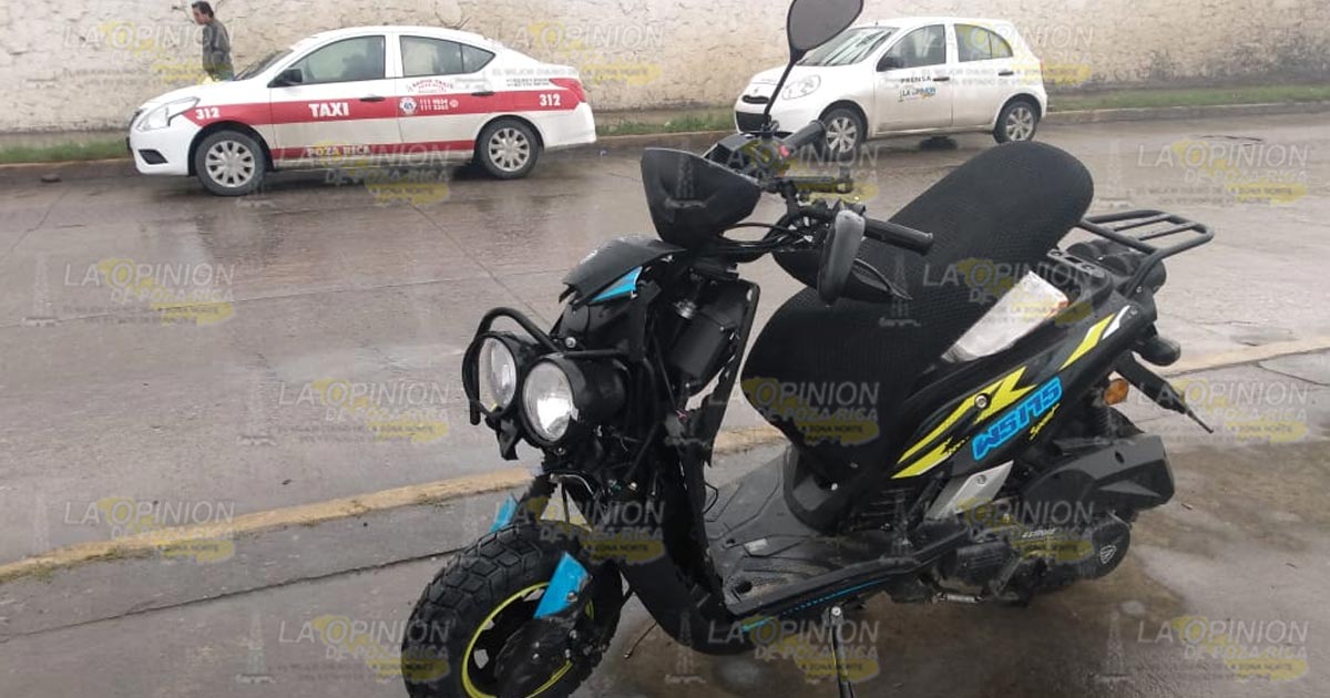 Derrapa motociclista por culpa de un taxi en Poza Rica