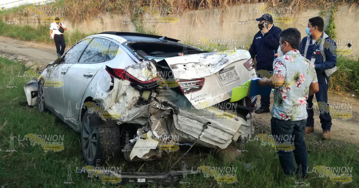Destroza auto en volcadura