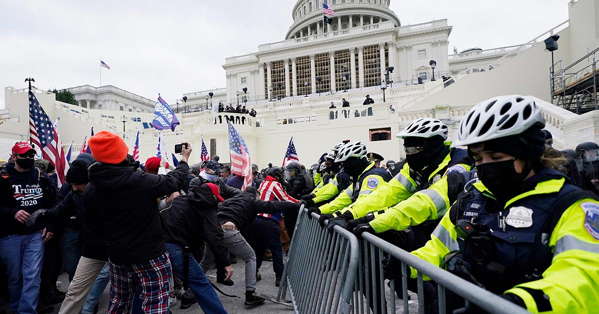 Simpatizantes de Trump irrumpen en el Capitolio; Congreso suspende sesión