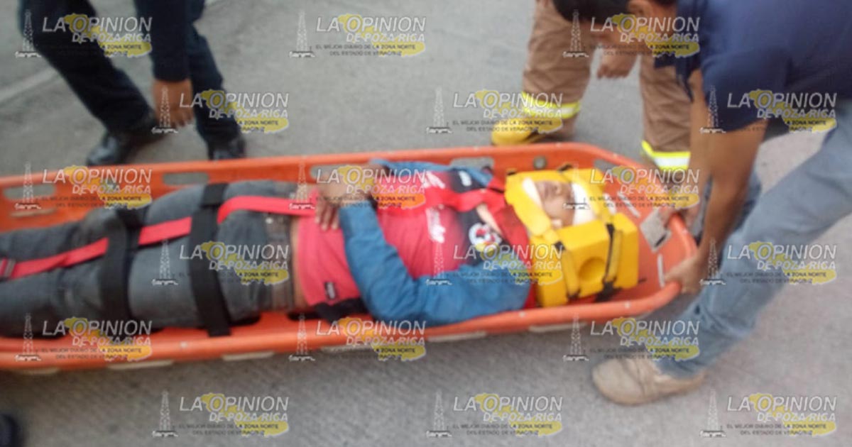 Empleado colocaba una lona y terminó electrocutado