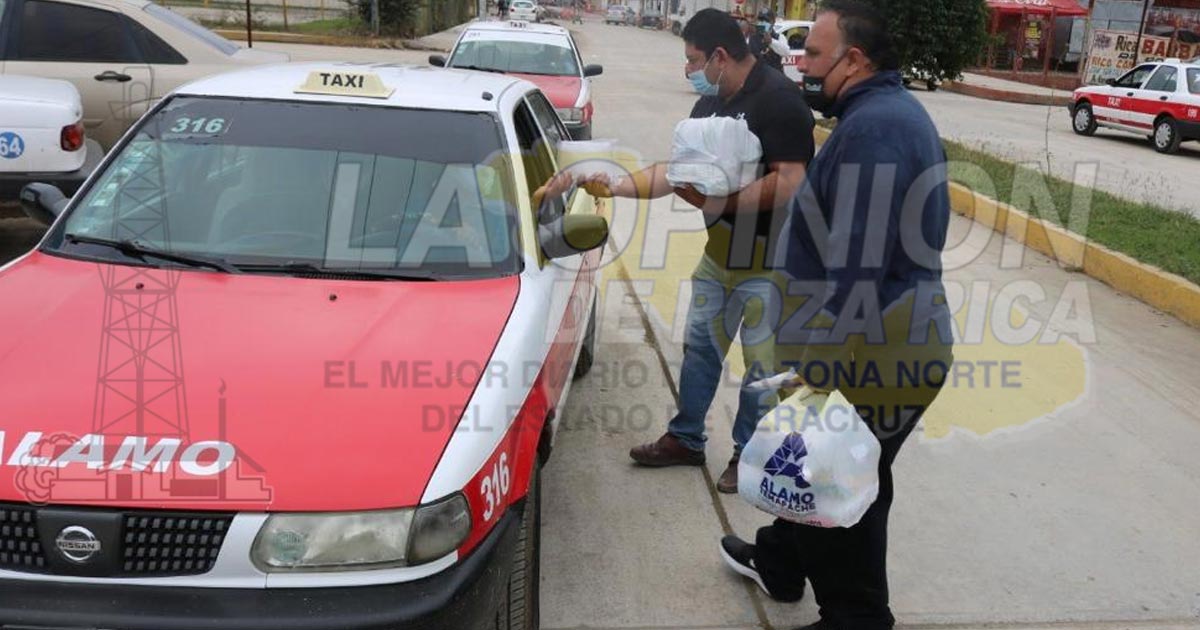 Entregan apoyos a taxistas para combatir embates de la pandemia