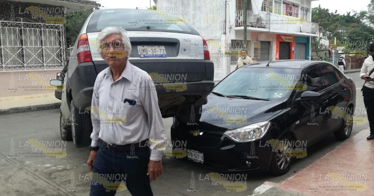 Se monta en auto estacionado